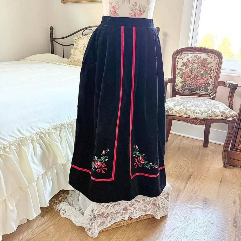 embroidered folk skirt  vintage black folk skirt Susan Bristol size‎ 10 - Picture 2 of 4